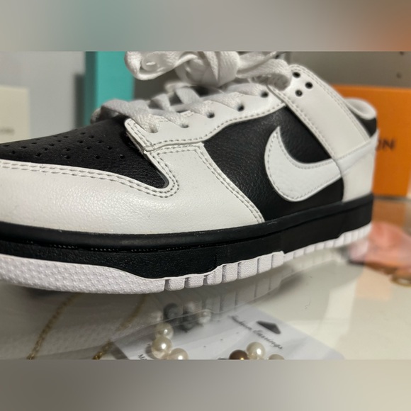 Reverse Panda Nike Dunks - Picture 5 of 9